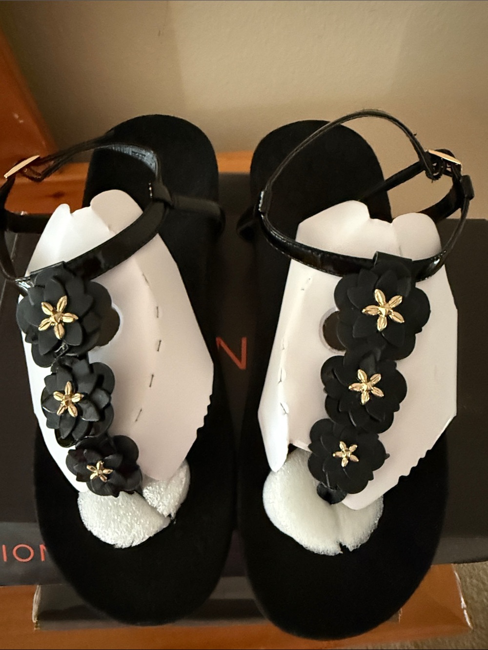 Vionic Black “Julie” Floral T-Strap Orthotic Sandals with Gold Accents ~ size 9